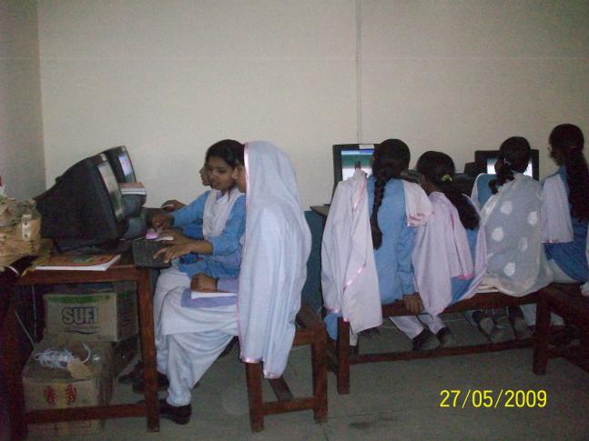 Imagen: Chicas en una sesión de capacitación informática en Pakistán.