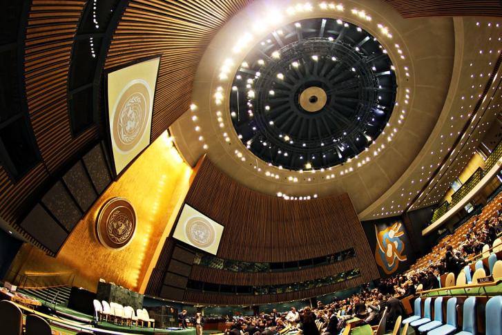 Image by Basil D Soufi on Wikimedia Commons (https://en.wikipedia.org/wiki/File:United_Nations_General_Assembly_Hall_(2).jpg)