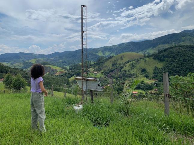 An antenna from the Portal Sem Porteiras community network in Brazil. Photo: Débora Prado