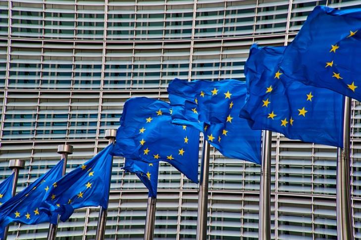 Image by NakNakNak used under Pixabay License (https://pixabay.com/photos/brussels-europe-flag-4056171/)