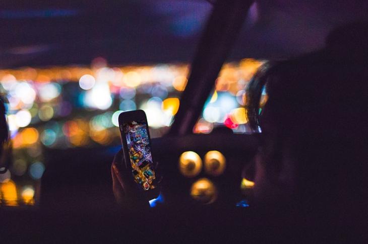 Image by Free-Photos used under Pixabay License (https://pixabay.com/photos/mobile-night-driving-car-person-1209058/)
